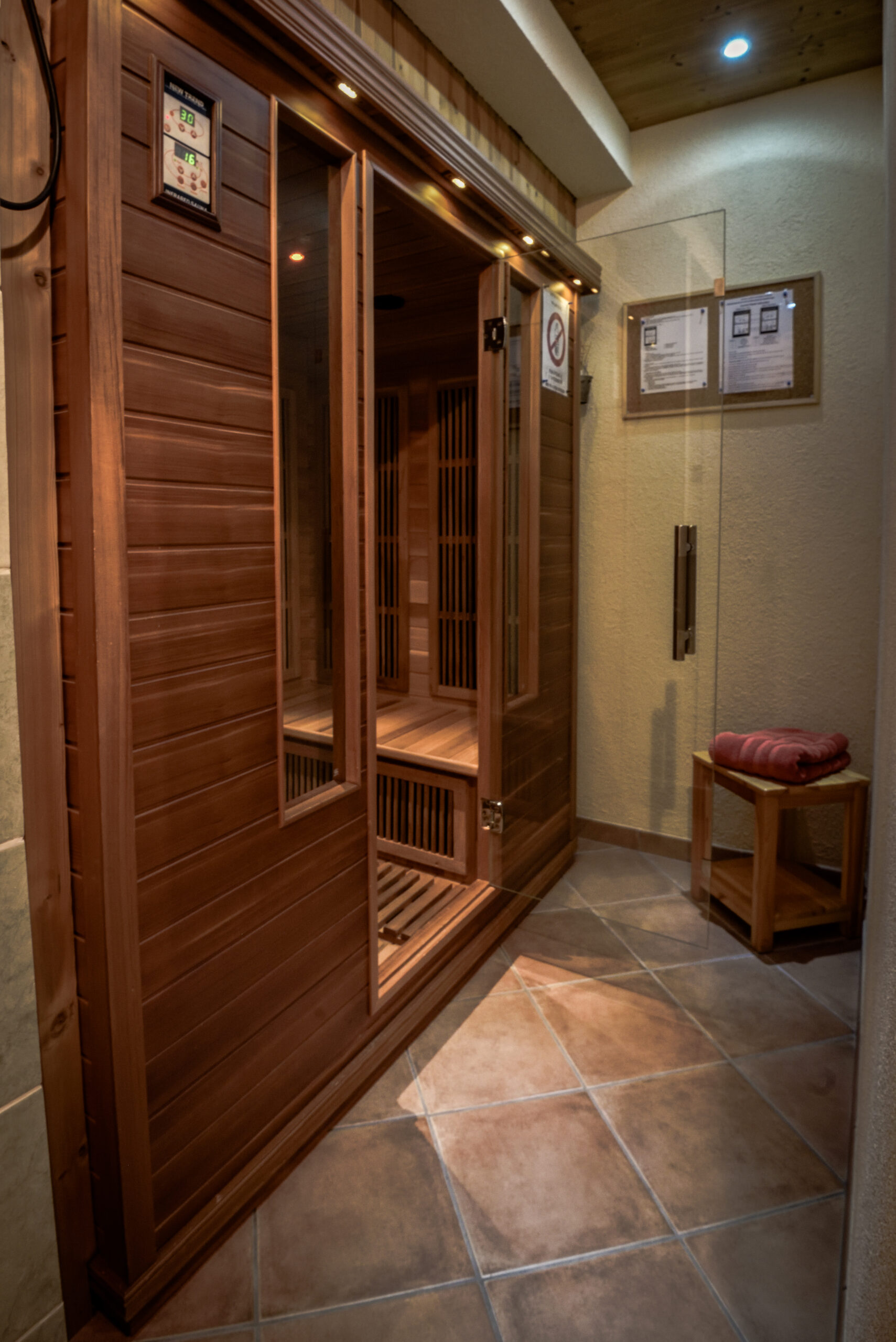 Intérieur du sauna infrarouge en cèdre