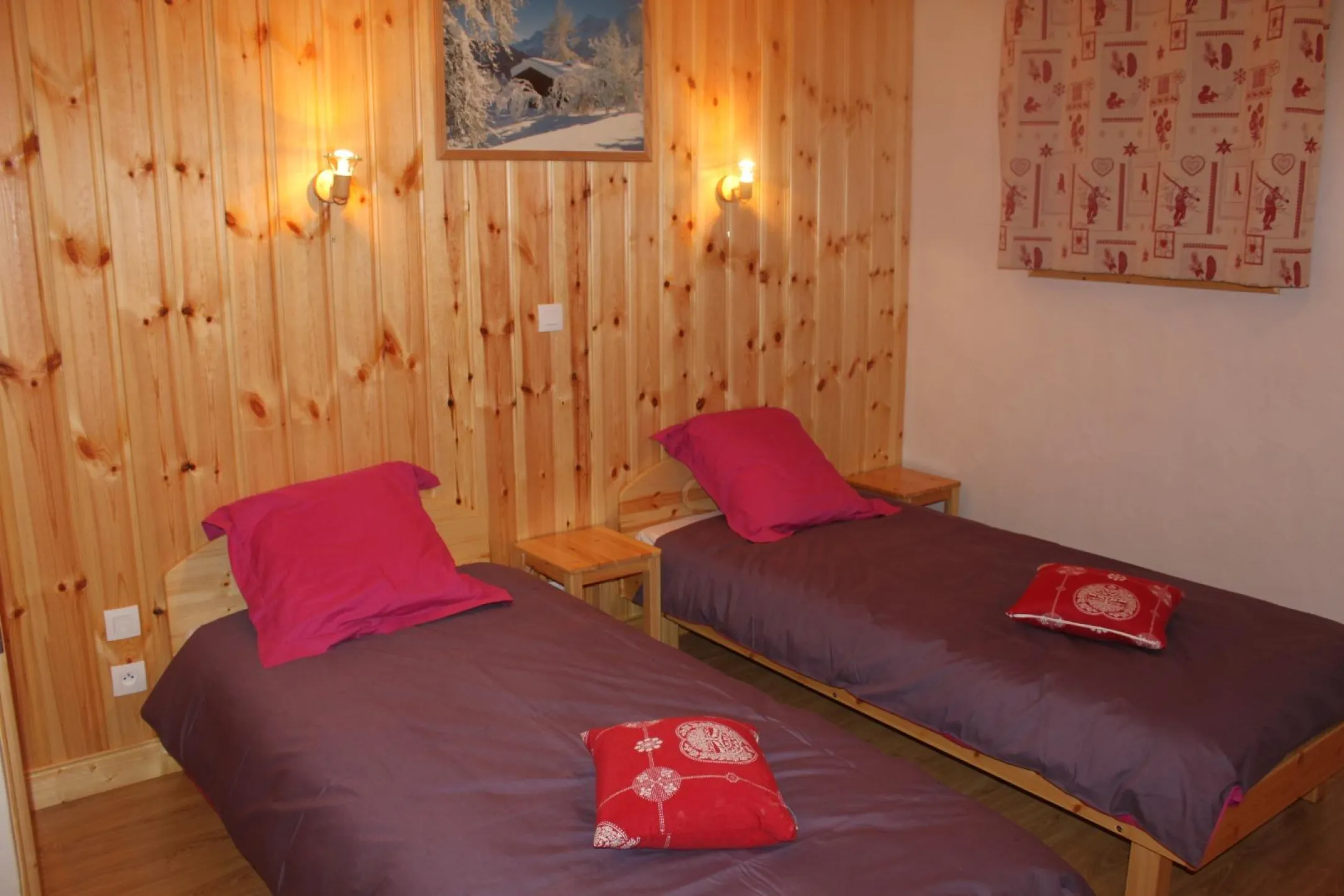 Chambre principale avec literie et boiseries chaleureuses