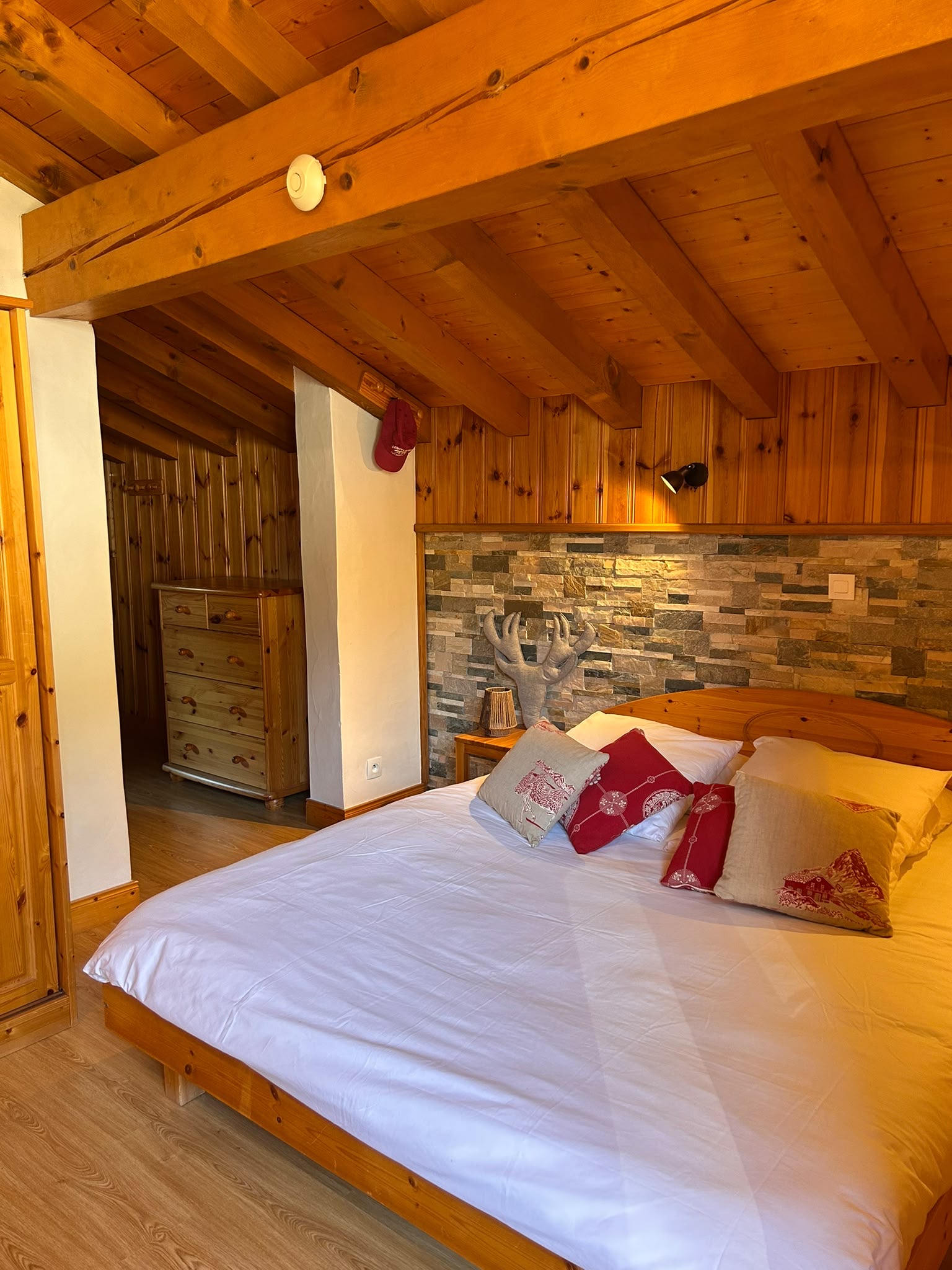 Chambre en mezzanine avec lit double