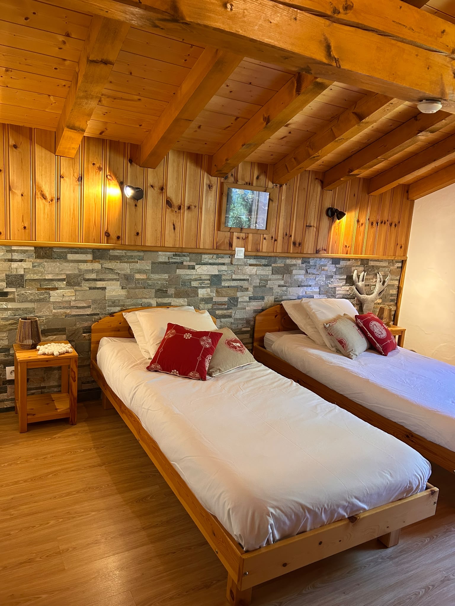 Chambre en mezzanine avec lits jumeaux