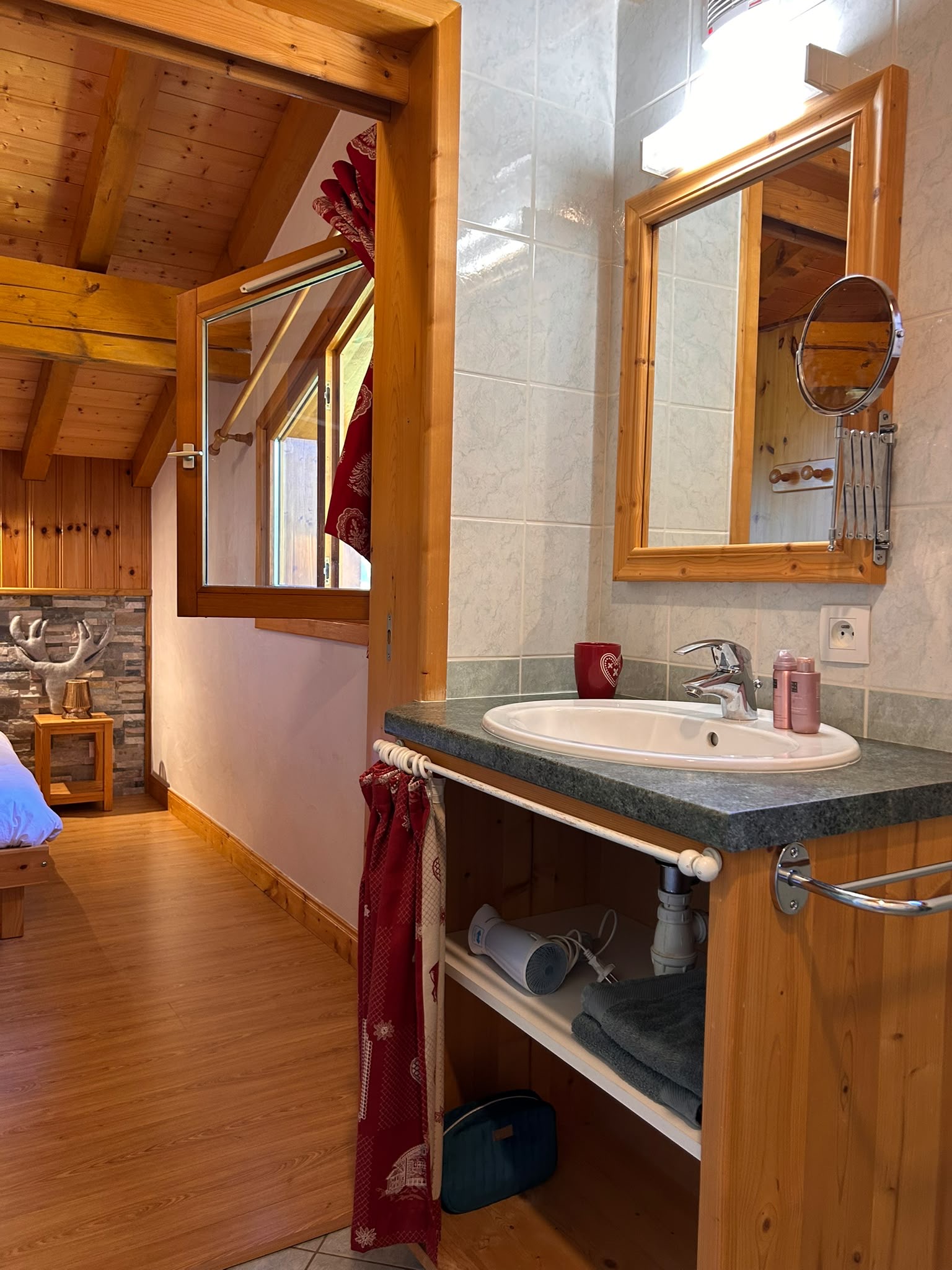 Salle de bain avec meuble vasque et miroir