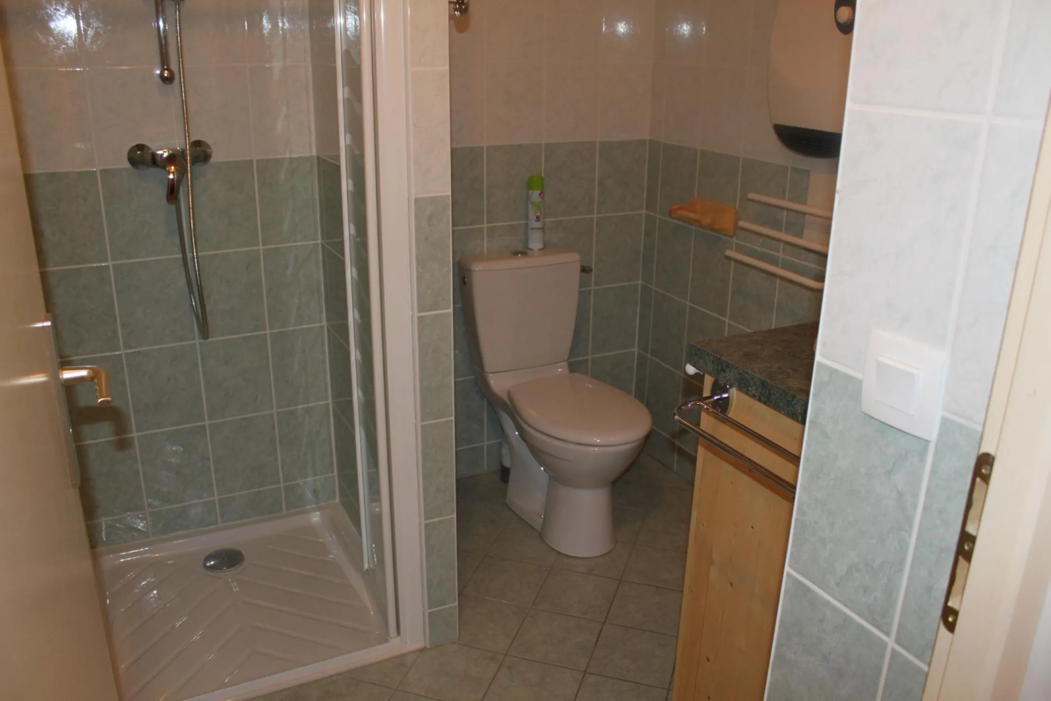 Salle de bain aux finitions pierre et bois