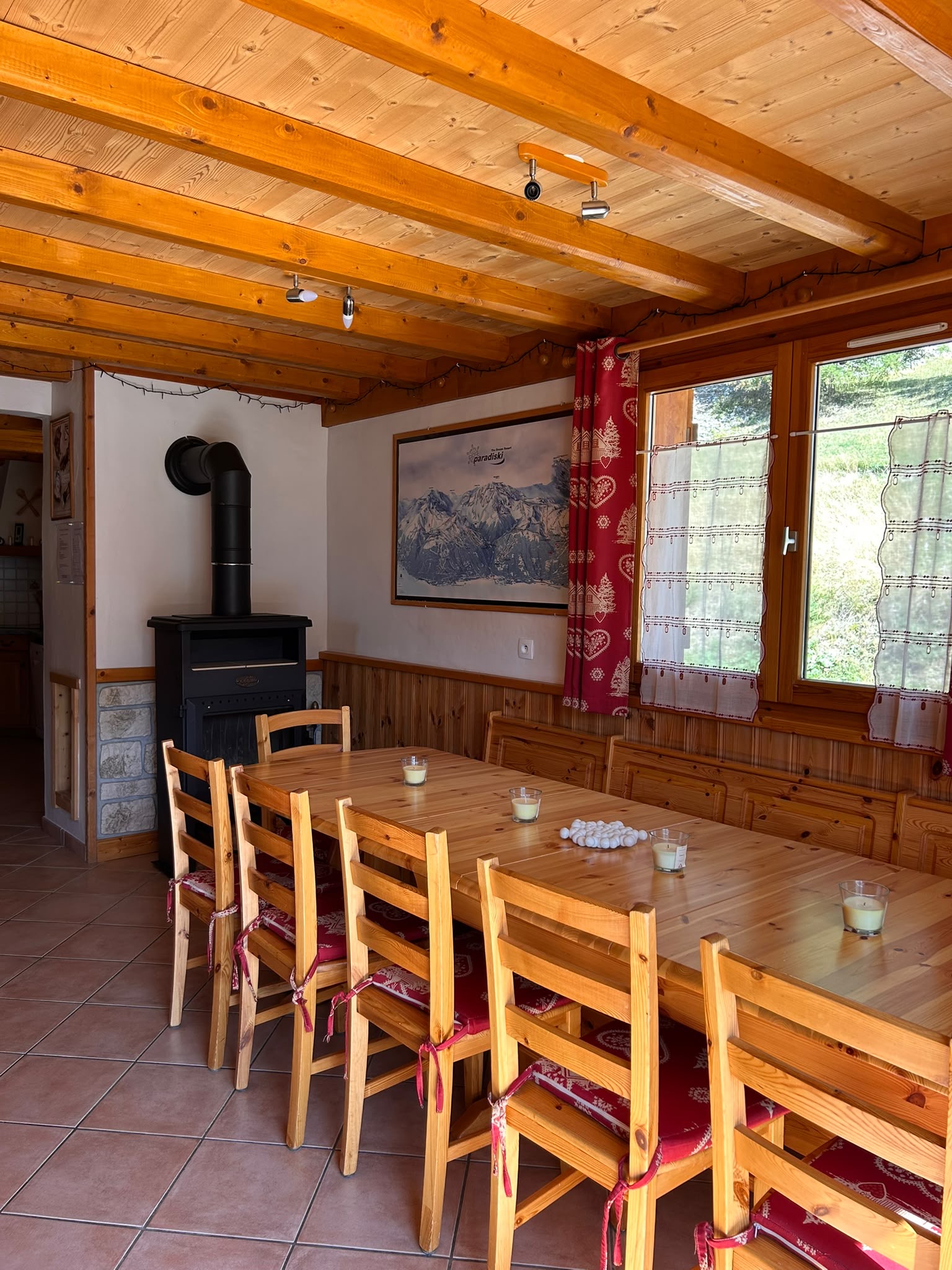 Salle à manger avec poêle à bois