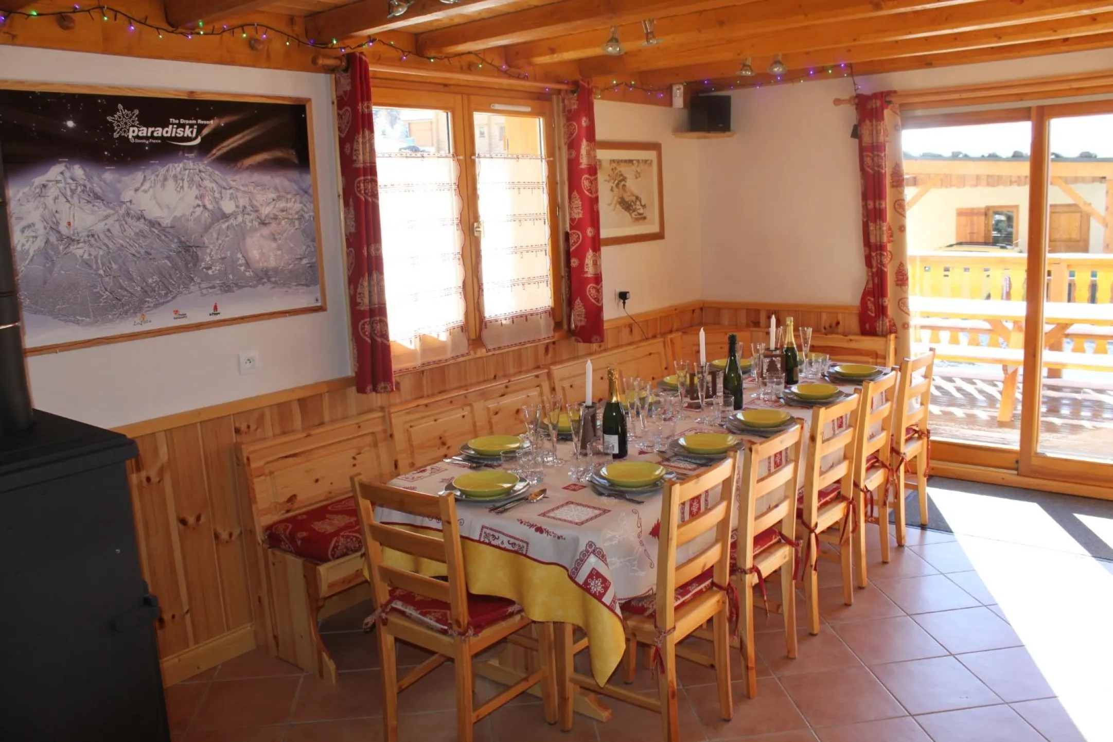 Salle à manger conviviale avec grande table en bois