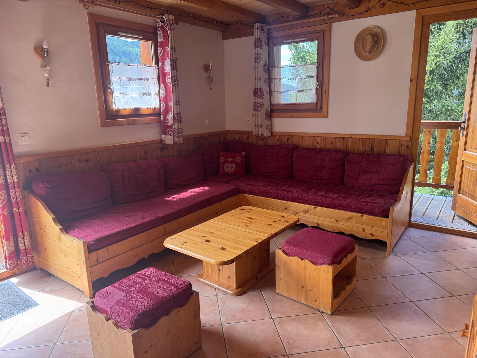 Salle à manger conviviale avec grande table en bois