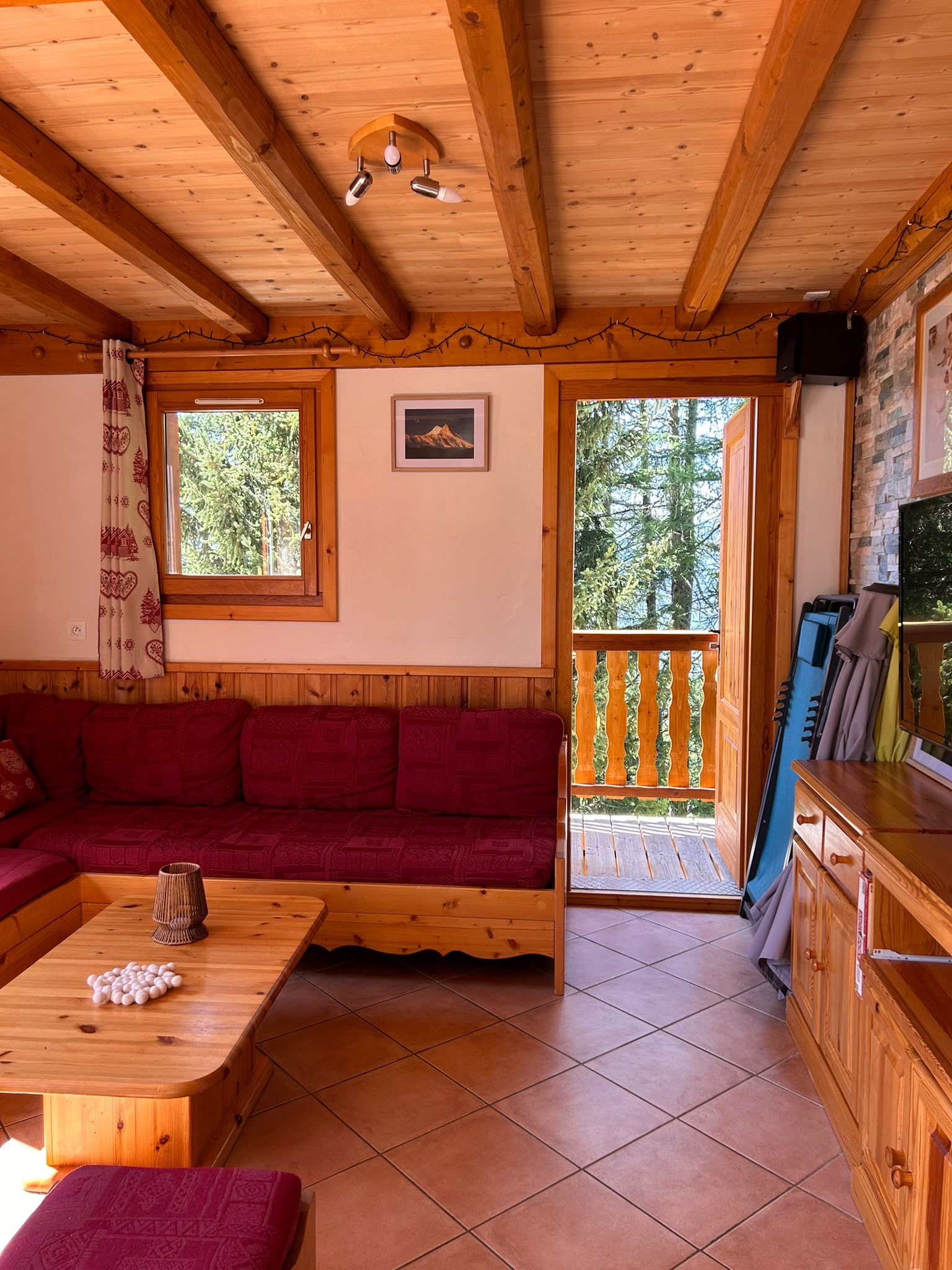 Salon avec accès direct à la terrasse