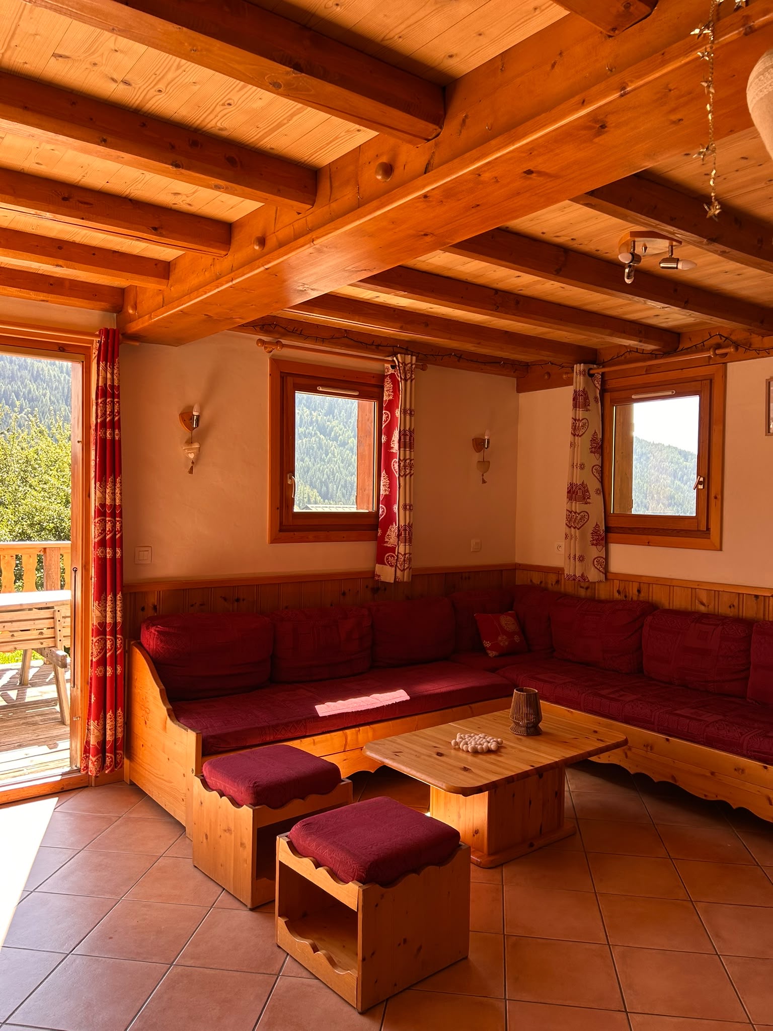 Salon avec vue sur la montagne