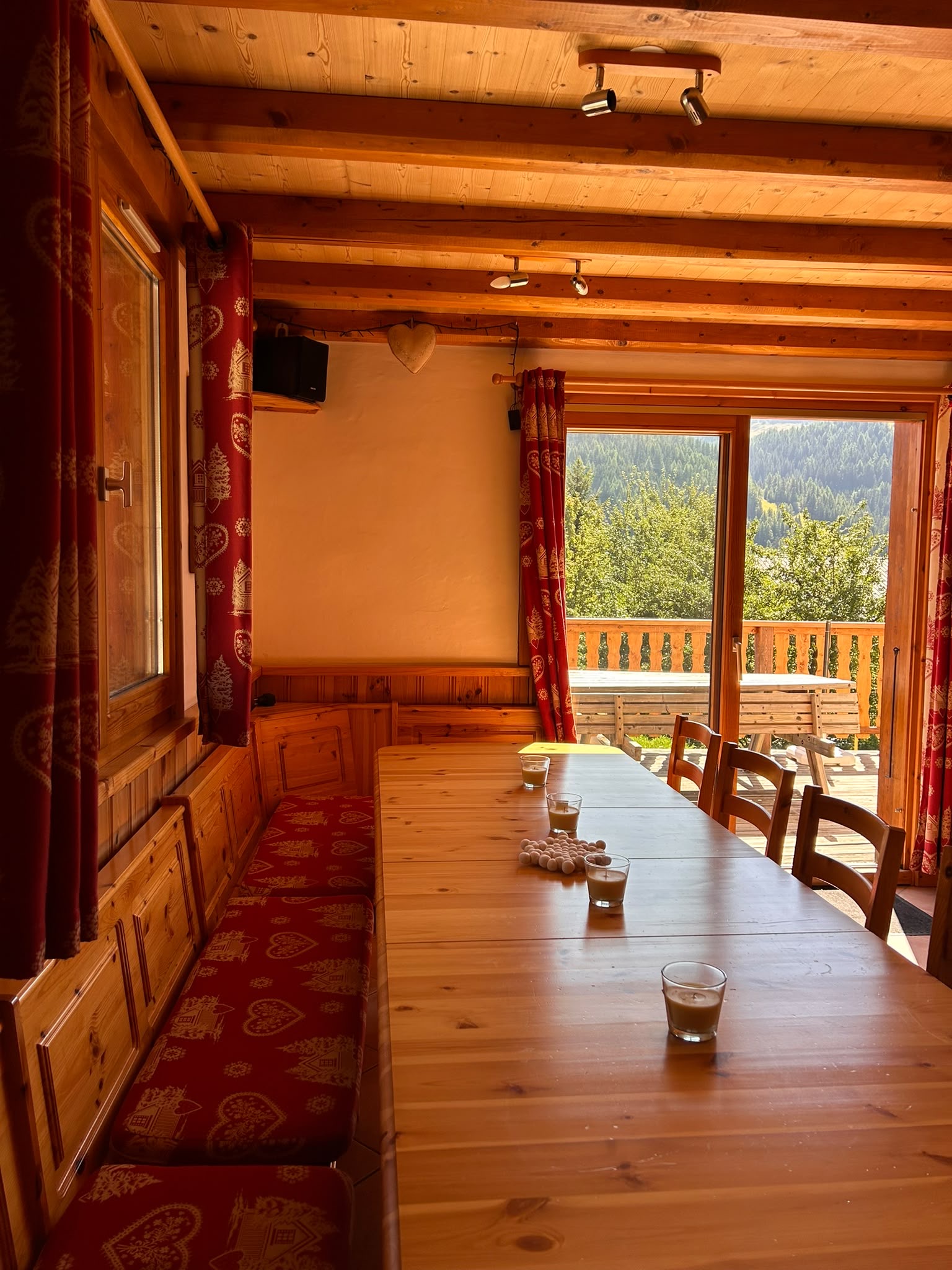 Coin repas avec vue panoramique sur la vallée