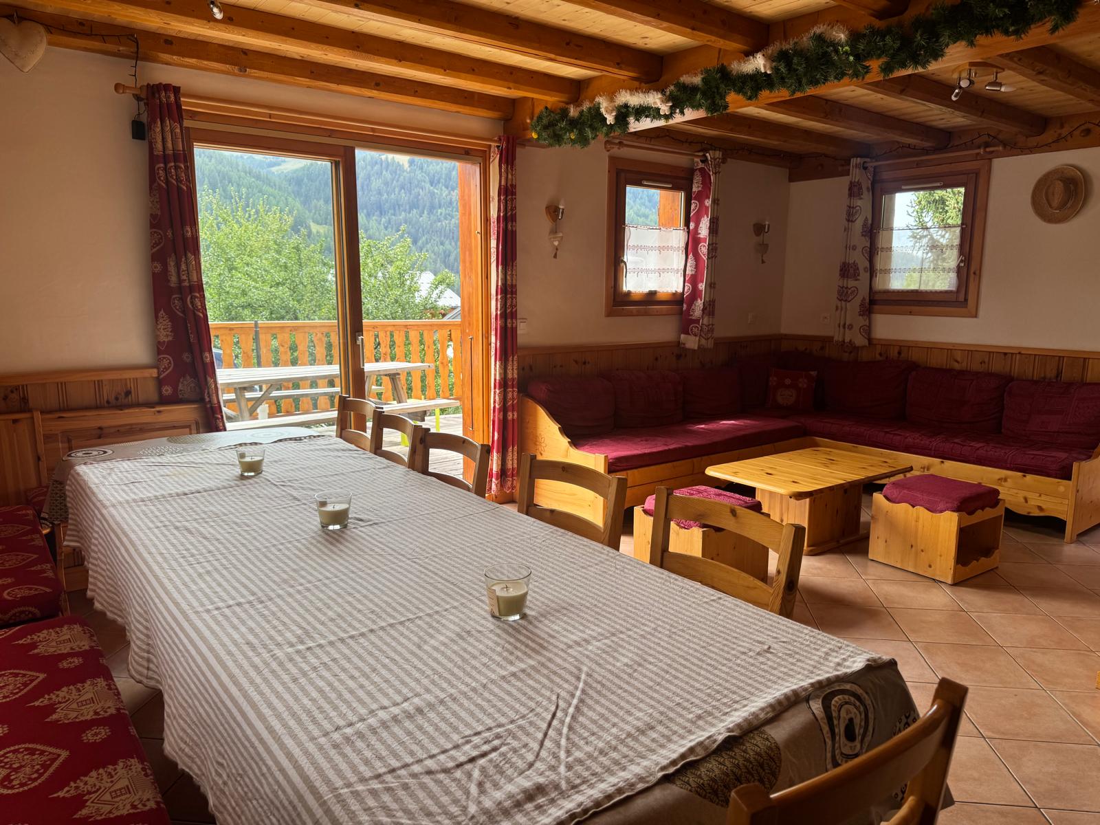 Salle à manger conviviale avec un grand salon