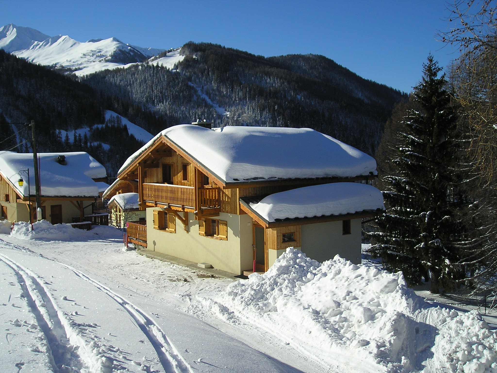 Le Chalet Mélèze sous la neige, vue d'ensemble