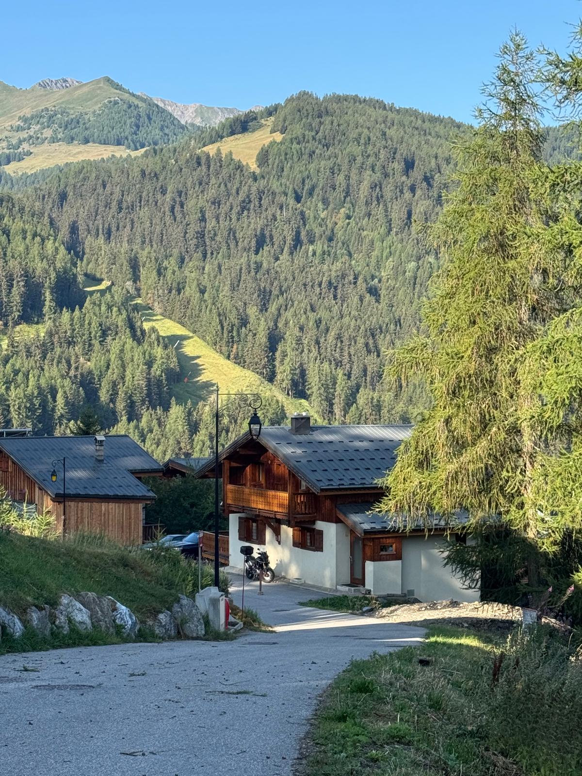 Un chalet convivial tout confort au cœur des sapins et des mélèzes.