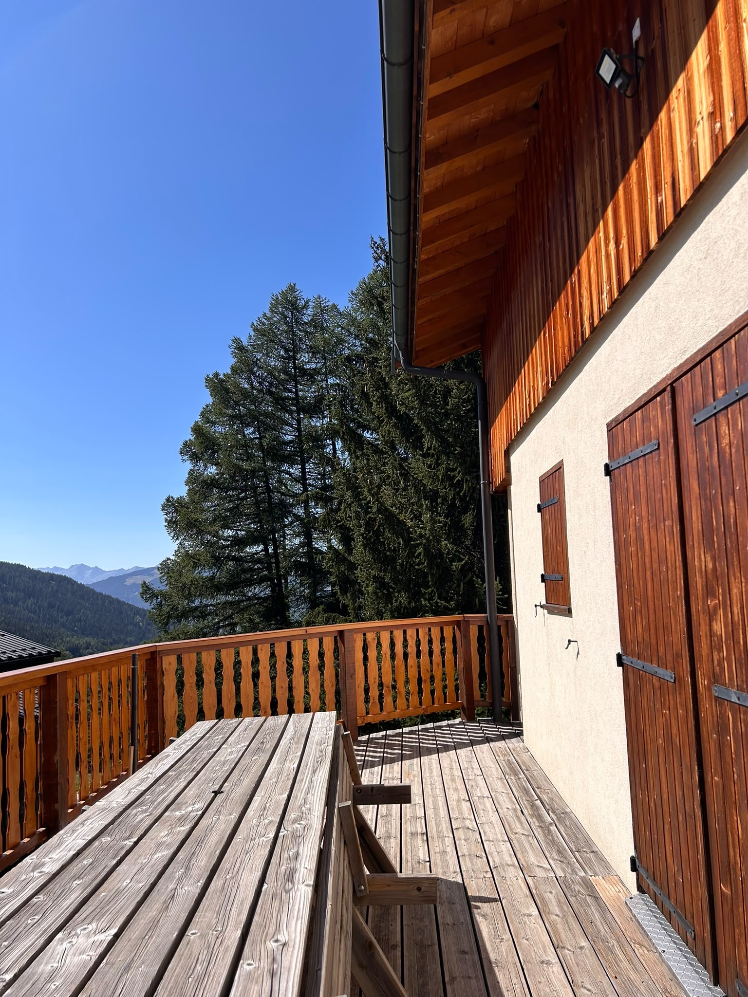 Terrasse en bois avec vue sur la vallée